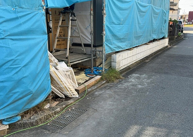 【構造・工法・仕様_2】ベタ基礎とは、柱の位置に関係なく全体に基礎がある事を指し、面積が大きい分建物の重さを全体に分散できます。また、地面からの湿気や害虫を遮断でき、木造住宅で心配されるシロアリ被害を防ぐ効果も期待できます。