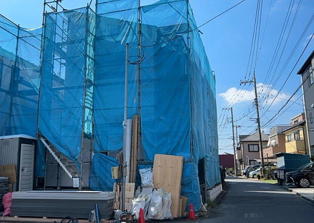 【前面道路含む現地写真_2】前面道路の幅員や歩道の有無、近隣の建物との距離感などは、実際の生活の利便性や安全性に大きく影響します。複数のアングルから前面道路の状況を確認することで、より具体的に生活イメージを描けます。