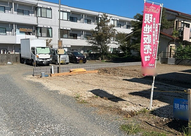 【前面道路含む現地写真_2】お持ちの車種によっては前面道路が広い方が便利でしょう。しかし、前面道路が広ければその分交通量が多くなるため、騒音などが気になる場合があります。実際に現地を見学し、周辺交通量や騒音などを確認しましょう！