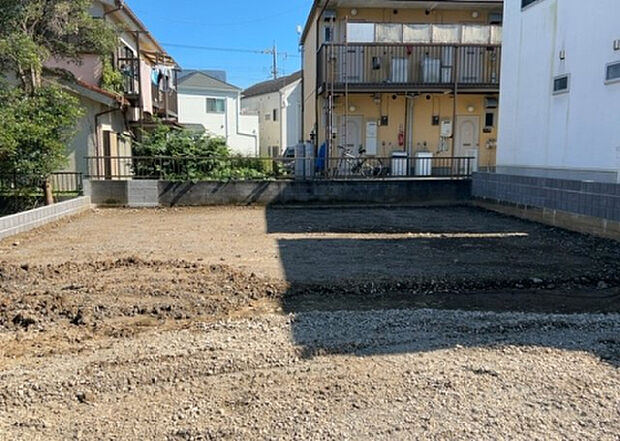 【庭】庭があることでガーデニングや家庭菜園はもちろん、こどもの遊び場やペットを放して遊ぶことができます。また、家の周囲に余裕があるということです。隣地との間があれば、十分な日当たりと、風通しが確保できます。