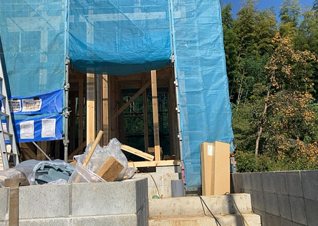 【玄関】玄関は家の顔でもあり、家族以外の目にも止まる場所です。玄関は外との間を仕切る扉、靴などをしまっておく収納スペース、靴脱ぎのたたきスペース、来客とのやり取りをするドアホンなど複数のアイテムからなります。