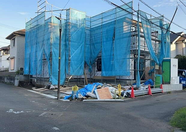 【前面道路含む現地写真_2】前面道路の幅員や歩道の有無、近隣の建物との距離感などは、実際の生活の利便性や安全性に大きく影響します。複数のアングルから前面道路の状況を確認することで、より具体的に生活イメージを描けます。