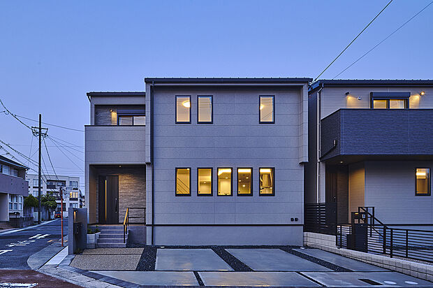 T-2/見どころの一つは、玉善の「夜観デザイン」。夜の我が家を美しくライトアップし、家族の帰りを温かい光で優しく迎えてくれます。