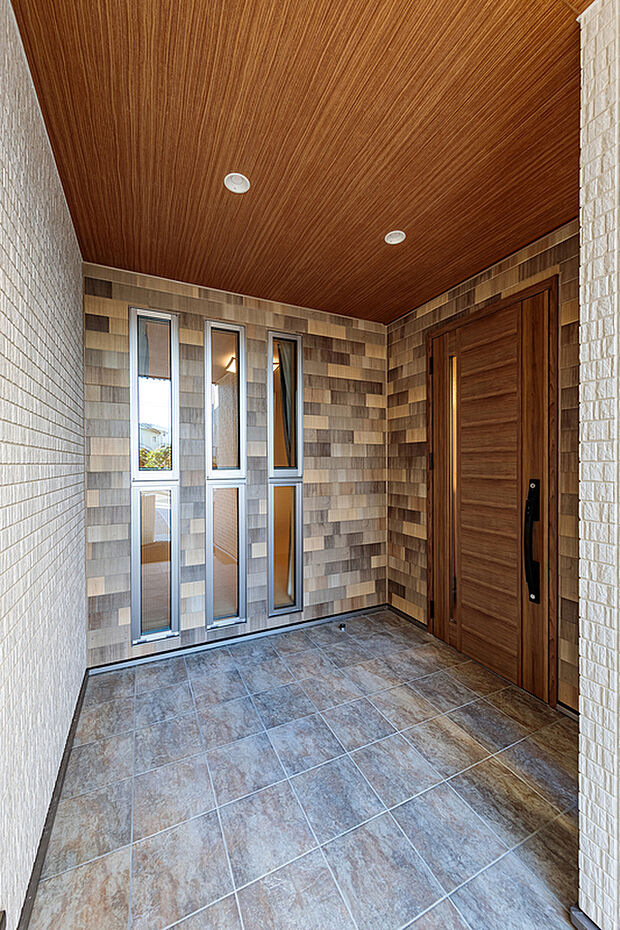 T-2／土間としての利用もできる屋根付ポーチ。天候を気にせず使えて、自転車やベビーカーはもちろん、趣味のアウトドア用品も置ける便利なスペースです。