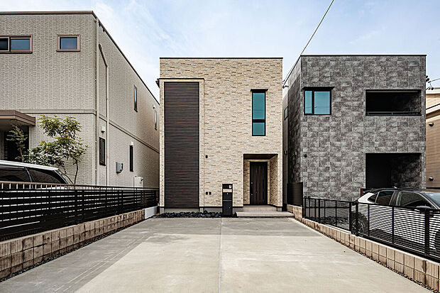 T-2／敷地広々44坪超！陽当たり良好＆前面道路幅16mの開放感が暮らしに抜け感をプラス。スタイリッシュなスクエアフォルムの、断熱性・耐震性に優れた長寿命な住まいです。