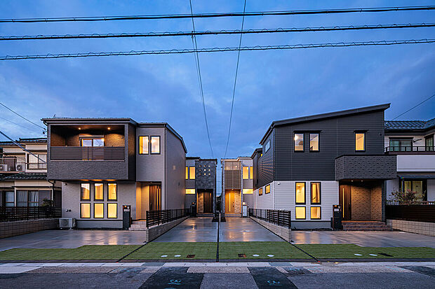 T-1（ご成約済み）、T-2（ご成約済み）、T-3、T-4／夜の静寂に美しく浮かび上がる、一邸一邸が異なる個性を放つスタイリッシュな佇まい。計算されたライティングが住まいの輪郭を際立たせます。