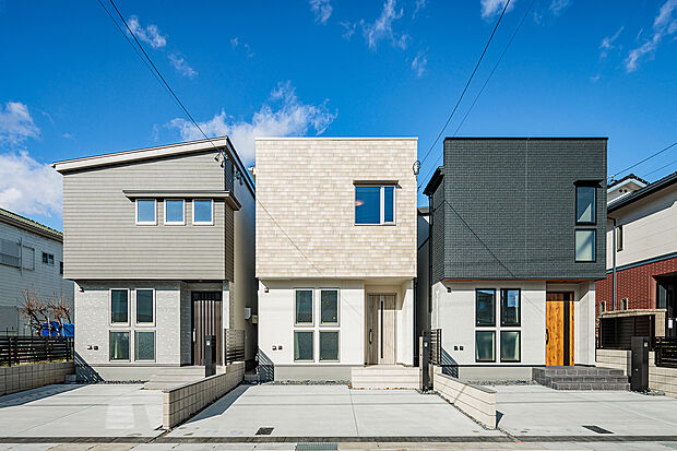 T-1（ご成約済）、T-2、T-3（販売中）／都市に映える、洗練されたスタイリッシュな外観デザイン。住まう人の感性を満たし、日々の暮らしを豊かに彩る住まいです。