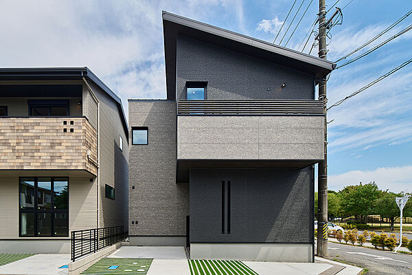 T-3／陽光がたっぷりと差し込む南西角地に佇む、スタイリッシュモダンな住まい。アクセントとして石目柄をあしらい、洗練された中にも上品で軽やかな印象をプラスした、街並みに映える外観デザインです。