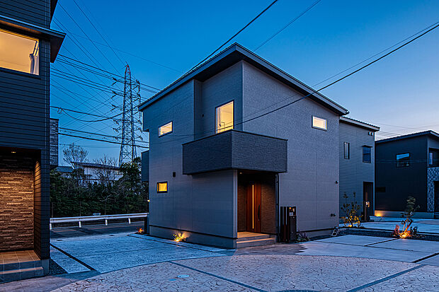 【夜間外観】T-5／大型プロジェクト「最終2邸」となりました！有松駅徒歩圏内、イオンタウン有松やFelnaなど、毎日のお買い物に便利なショッピング施設が豊富に揃う生活至便エリア。