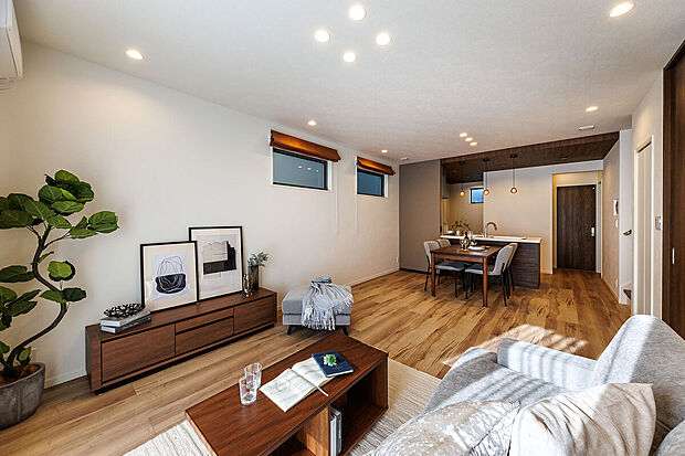 【リビングダイニング】T-7/19.3帖のゆとりある広さだからこそ叶う家族の時間。陽差しと床暖房のWの暖かさで叶える快適な住空間は、明るいベージュカラーで空間に広がりを与え、軽やかな気持ちになれる開放感があります。