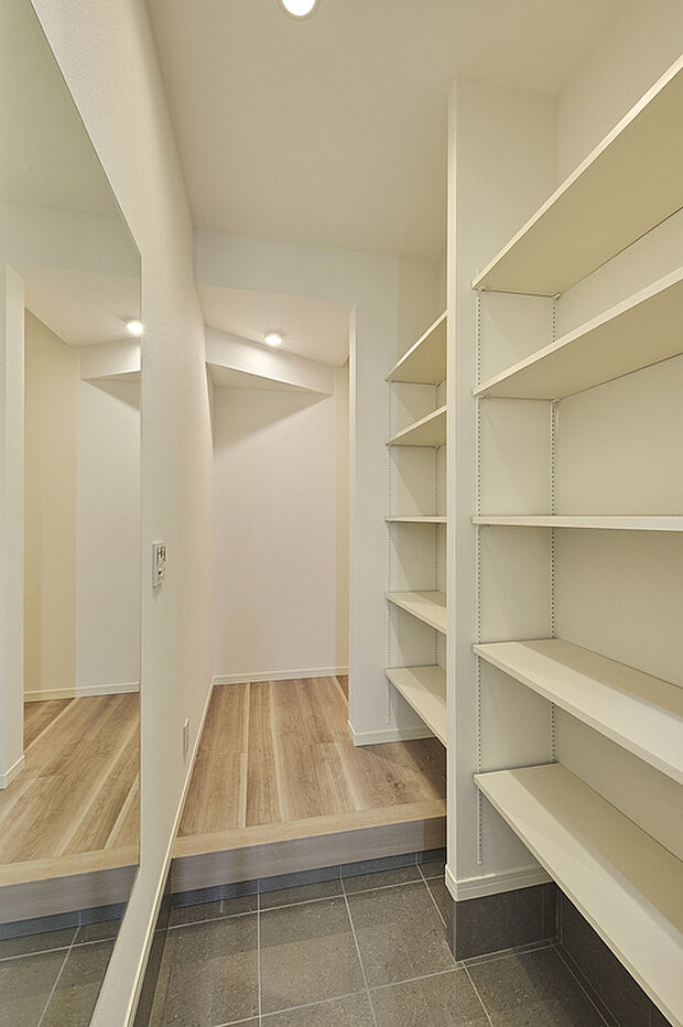 【ウォークスルーシューズクローク】T-2／家族用玄関として使える大容量のWTSC。扉があるので締め切ることができ、生活感を隠すことができます。