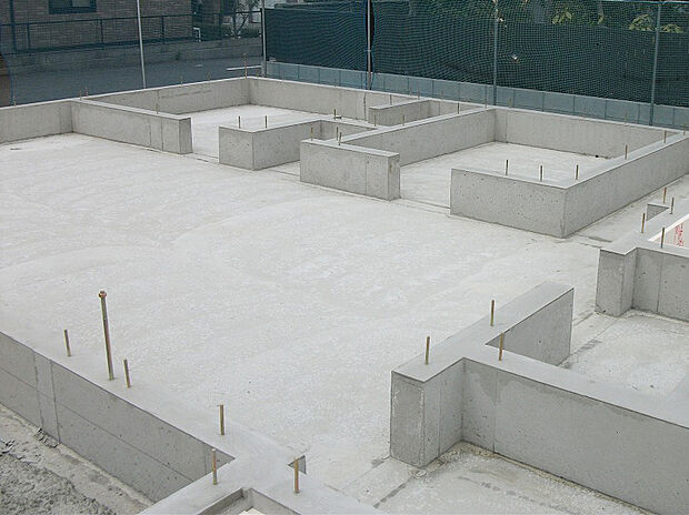 【基礎工法】基礎部分は強度を重視してベタ基礎を標準採用しています。局部で支える布基礎と異なり基礎底面全体が鉄筋コンクリートの面構造になっているので、家の荷重が分散され、強い地震の揺れに耐える強固な家づくりを実現できます。