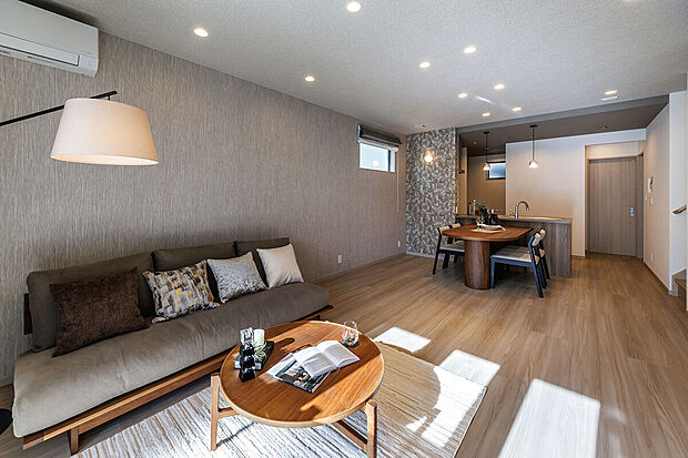 【リビングダイニング】T-1／拡散型と集光型のダウンライトを設置し、生活空間を明るく照らすのはもちろん、スポットライトを当てたような光の演出で家具やインテリアを引き立てます。