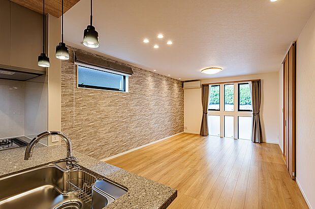 【LDK】T-1／開放的な夏の気持ちよさも、床暖房がくれる冬の温もりも。一年を通して、家族が自然と集まり、心地よく過ごせるリビングです。