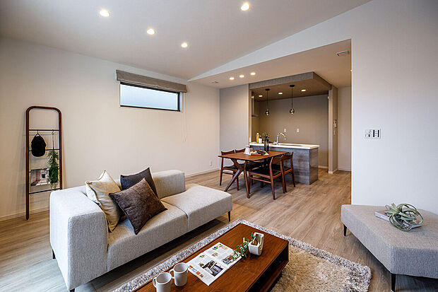 【リビングダイニング】T-2/外からの視線を遮る安心の2階リビングだから、心からリラックスして過ごせる安心空間が広がります。快適な暮らしに欠かせない採光・通風が叶う爽やかで明るい空間が心にゆとりをもたらします。