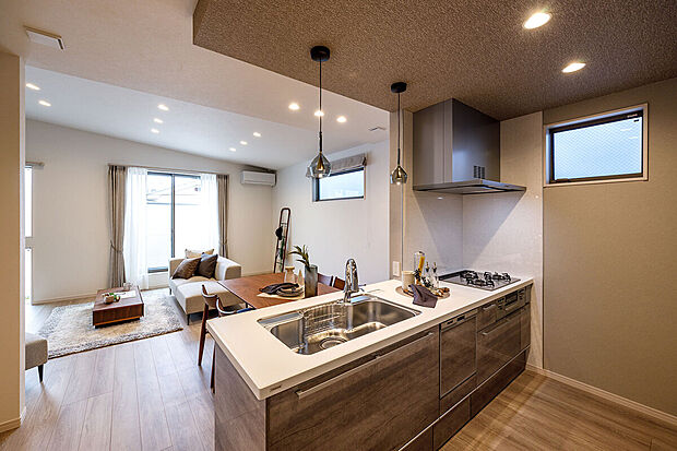 【キッチン】T-1/ワークトップはデザイン性と丈夫さを兼ね備えた人工大理石。手前までいっぱいに引き出せる大容量の引き出し収納はサイレントレールで出し入れもスムーズ。調理中のちょっとした手間が省けます。