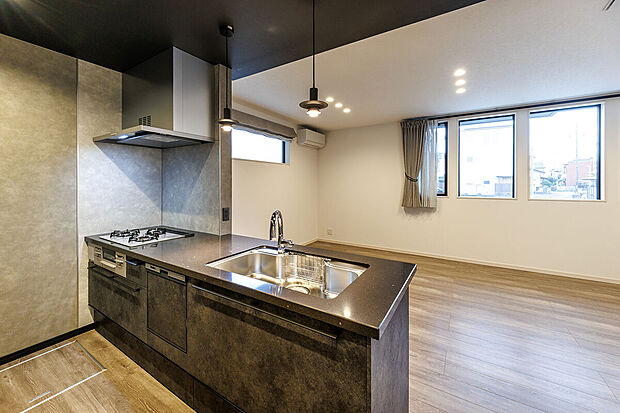 【キッチン】T-1／フィオレストーンをあつらえた先進のキッチン。引き出し収納はサイレントレールで開閉スムーズ！タッチレス水栓＆食器洗い乾燥機が毎日の家事の負担を軽減してくれます。