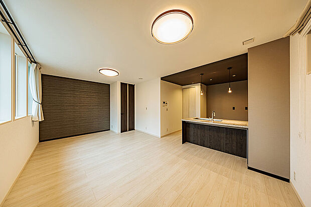 【リビングダイニング】T-2／ナチュラルなカラーコントラストでどんなインテリアや家具にもフィットするオシャレな空間デザイン。お部屋の印象を決めるソファやテレビボードといった大きな家具もゆったりと配置できます。