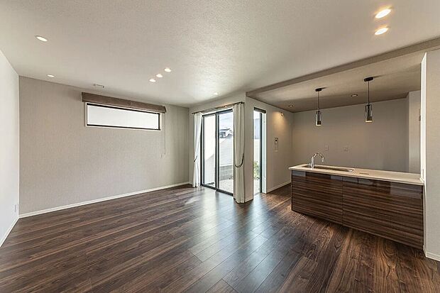 【T3棟LDK】18帖のLDKとゆったりとした庭を完備。週末は家族でBBQをして楽しめます。