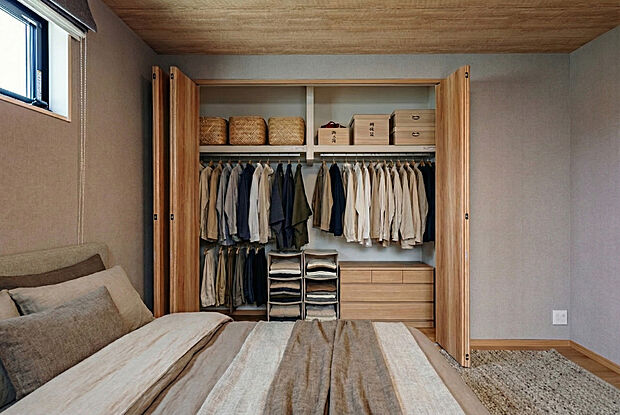 【主寝室】T-2／広々主寝室の横に大型クローゼットを完備。衣類や日用品をまとめて収納でき、室内がいつでもスッキリと整います。毎日の支度もスムーズに。※家具はCGです。