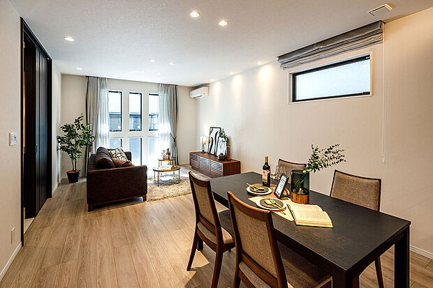 【リビングダイニング】T-2/LDKは暮らしの真ん中にある場所であり家族みんなが落ち着ける癒しの空間。ライフシーンを彩る照明は存在感を抑え、すっきりとした空間を演出。インテリアへの影響が少なく、理想的な空間造りが叶います。