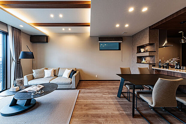 【リビングダイニング】T-3／明るい陽差しと、スッと視界が広がる伸びやかなLDKは、家族の笑顔を優しく包み込む暖かな場所。毎日の暮らしに、深い安らぎと心地よい安心感がそっと寄り添う優しい空間です。