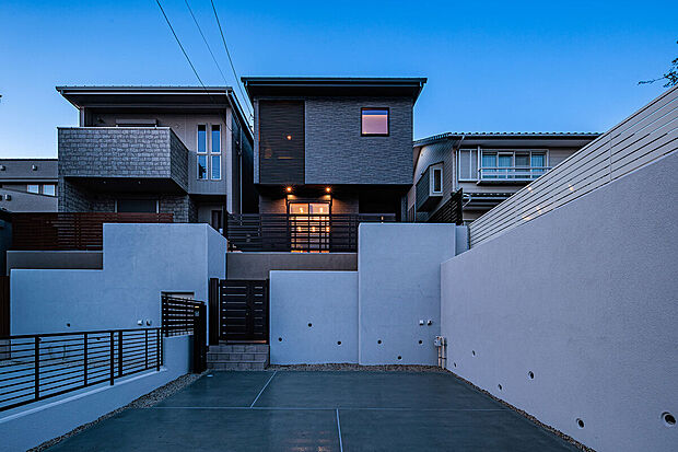 【外観】T-3／温かく快適な室内環境を実現する確かな断熱性と、安心の耐震・制震性で大切な家族を守る強くて優しい住まい。注文住宅に匹敵するラグジュアリーな仕様・設備で暮らしを華やかに彩ります。