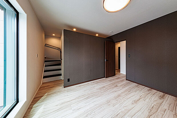 【主寝室】T-2／9.8帖の主寝室にはWICと固定階段式のロフトが併設されています。落ち着きのあるカラートーンでまとめ、深い安らぎとリラックスタイムをもたらします。広さがあるので、家具もゆったりと配置可能。