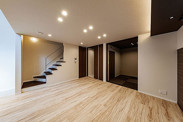 【キッチン】T-2／和室がひと続きになった間取りプランで、和洋どちらの良さも感じられます。敢えてシンプルに仕上げることでインテリアの幅を広げ、お好みのスタイルにフィットするレイアウトが楽しめます。