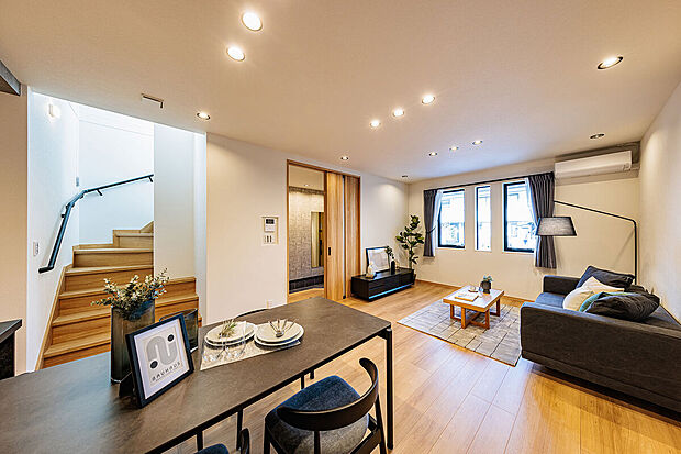 【リビングダイニング】T-2／階段上部を吹抜けにしているので、明るい陽差しがリビングの隅々にまで行き届きます。断熱性・防露性に優れたアルミ樹脂複合の防火窓を採用し、家族みんなに心地よい空間が実現します。