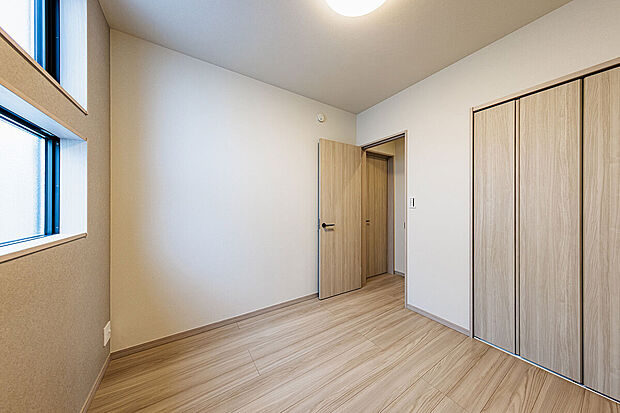 【洋室】T-3/2階の洋室には、衣類や荷物の整理整頓がしやすいクローゼットを設置。大人になるまでずっと使える居室で、勉強や趣味などの自分時間が快適に過ごせます。