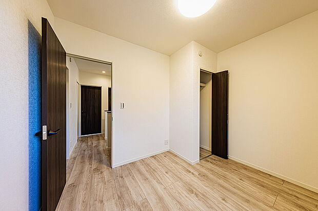 【洋室】T-3/個室タイプの洋室が3部屋あることで、家族1人1人がそれぞれ自分の空間を持つことができます。仕事や勉強はもちろん、趣味を楽しむ自分だけの時間が過ごせることで生活の質がグッと向上します。