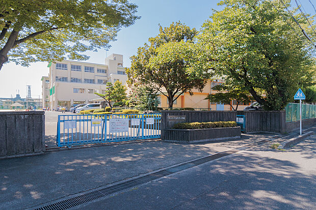 大手小学校(約400m)