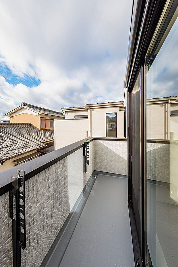【バルコニー】T-3/バルコニーは南面にあるので陽当たり&通風良好!洗濯物やお布団などがカラッと気持ちよく乾きます。衣類はそのまま主寝室のWICへしまえるから、最短動線で家事ができて暮らしにゆとりが生まれます。