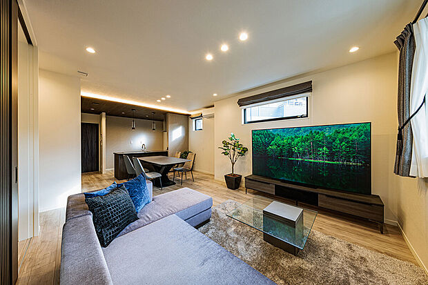 【リビングダイニング】T-3/開放感が感じられる2.5mの天井高が心地良さをもたらし、居住性を高めます。空間の広がりを邪魔しない照明はダウンライトやコーブ照明を組み合わせて表情豊かにLDKを彩ります。