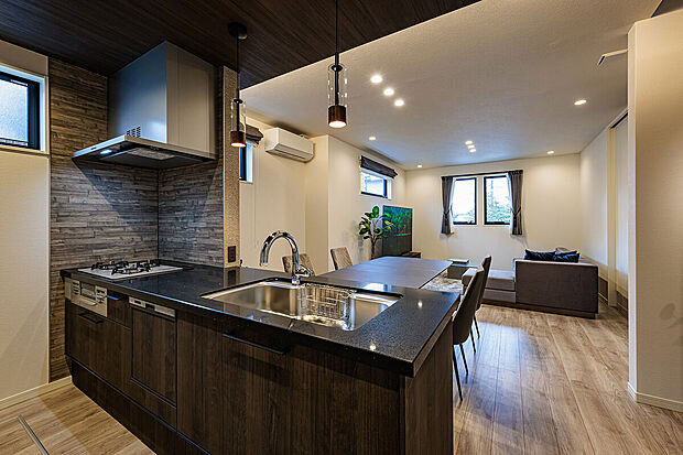 【キッチン】T-3/ジュエルブラックのフィオレストーンを使用したワークトップが、重厚ながら上品な佇まいでキッチン空間を彩ります。デザイン性もさることながら、機能性にもこだわった使いやすさがポイント!