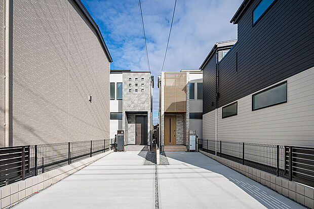 【外観】T-2（ご成約済み）、T-3／延長敷地のため接道から少し奥にあることでプライバシーが確保され、静かで快適な生活環境が叶います。お子さんが道路に飛び出すリスクも低減し、侵入しにくいという防犯面の利点も。