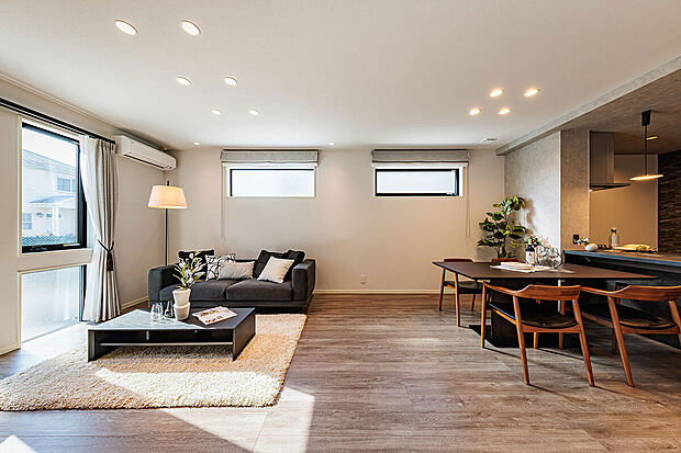 【リビングダイニング】T-4／18.8帖のゆとりある空間に、やわらかな光が差し込むリビング。YKKAP「エピソードII防火窓GNEO」を採用し、断熱性と防火性も確保。落ち着いた色合いの床が、上質で心地よい時間を演出します。