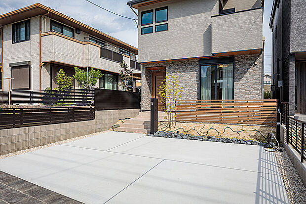 【外観】T-1／石目の外壁が映えるスタイリッシュな一邸。広々とした駐車スペースは3台並列駐車が可能で、来客時も安心です。お子さんの遊び場やガーデニングも楽しめるお庭も完備。