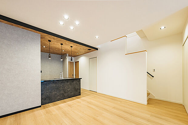 【リビングダイニング】T-3／吹抜け階段が、帖数以上の開放感を創り出すリビング。階段下には収納も確保し、広さと暮らしやすさを両立しました。