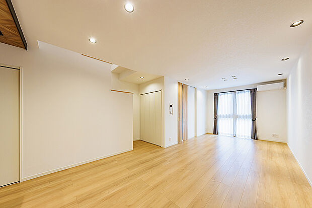 【リビングダイニング】T-3／永く愛せる、シンプルで高級感のあるデザイン。足元から暖かい床暖房が、家族の寛ぎの時間を心地よく演出します。