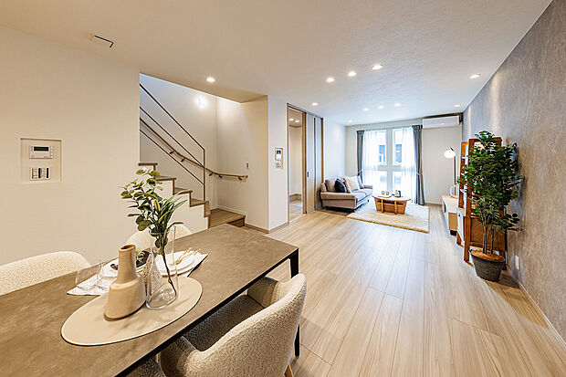 【リビングダイニング】T-2／19.5帖の広さがもたらす、ゆとりあるLDK。家族が自然と集い、それぞれが心地よく過ごせる、開放感あふれる空間です。