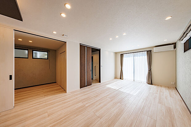 【リビングダイニング】T-1／お子様の遊び場にも、寛ぎの場にも。続き間の洋室と合わせて24.2帖の広さを誇る、開放感あふれるリビングです。大きな窓から陽光がたっぷり降り注ぎ、家族の時間を彩ります。