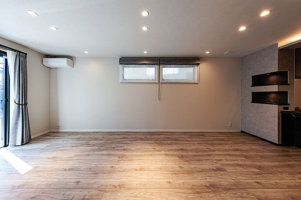 【リビングダイニング】T-3/大型ソファやTVボードを置いても広々。家具配置の自由度が高いゆとりの空間で、理想のリビングが実現します。