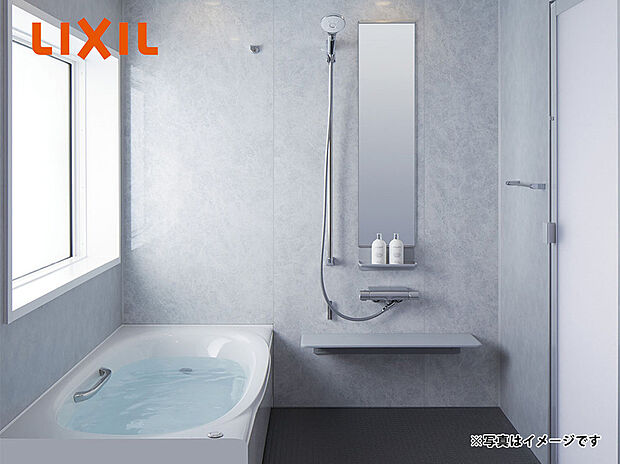 【AX242(LIXIL)】心地よい入浴を叶えてくれるサーモバスSの広々浴槽。独自構造で汚れがつきにくく、お掃除のストレスを軽減してくれる仕様。空気を含んだ大粒の水滴が心地よいスイッチ付エコアクアシャワーを装備。フルフォールスライドバーで手軽にオーバーヘッドシャワーの心地よさを味わえます。