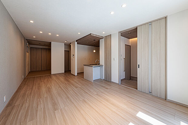 【リビングダイニング】T-2/溢れる採光と23.3帖のゆとりが叶える贅沢。南向きの続き間仕様で、寛ぎも団欒も自由自在な空間です。