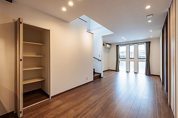 【リビングダイニング】T-1／17.9帖の大空間のLDK。料理中も、ソファで寛ぐ時も、家族の気配をどこにいても感じられる。開放感と愛おしさが交差する場所が、日々の物語を豊かに彩ります。