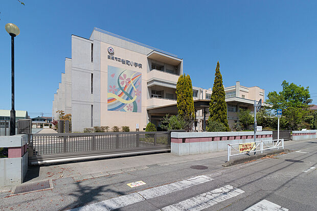 桜町小学校(約1,600m)