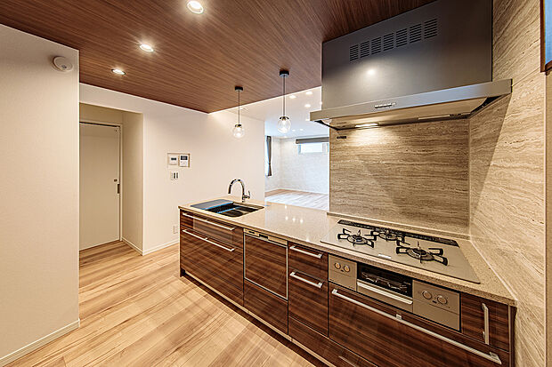 【キッチン】T-1／広々ワークスペース、3口コンロ、ビルトインの食洗機やグリルなど、最新の設備が整っており、毎日の料理が効率的で楽しくなります。