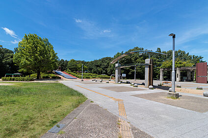 小幡緑地公園 1800m(自動車約5分)